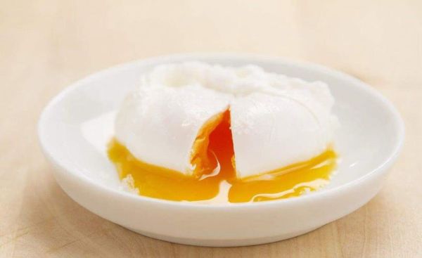 怎样煮荷包蛋不起白沫(煮荷包蛋的时候、上面会浮一层白沫沫那是什麽东西啊有益麽？)