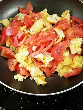 西红柿炒蛋的做法步骤详细(番茄炒蛋的做法与步骤)