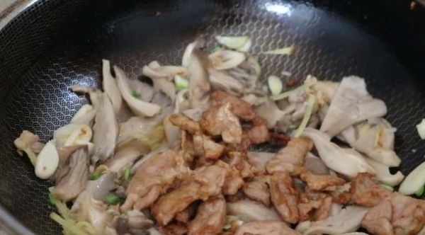 平菇炒肉的家常做法(平菇炒肉的做法,平菇炒肉怎么做好吃,平菇炒肉的家常)