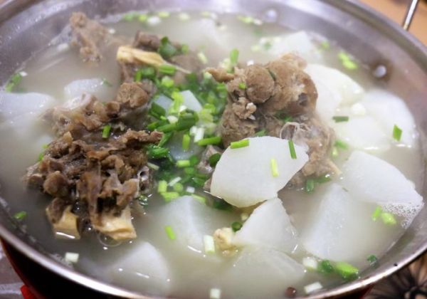 羊肉萝卜汤怎么做(炖羊肉汤怎么做好吃,萝卜炖羊肉汤的家常做法)