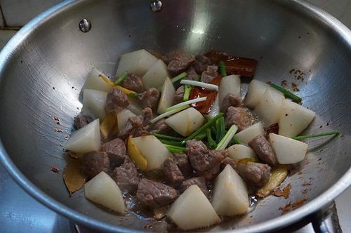 炖牛肉萝卜的秘诀：肉烂汤醇的做法